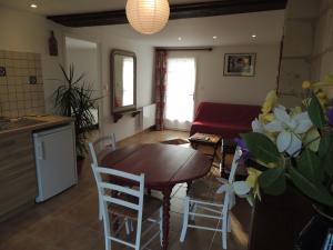 Il comprend une cuisine et un salon avec une table et des chaises. dans l'établissement La Jarillais, à Saumur