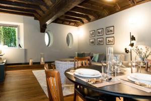 米蘭的住宿－ALTIDO Luxurious Apt for 4 near Duomo and Galleria Vittorio，一间带桌椅的用餐室和一间餐厅