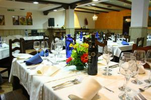 Reštaurácia alebo iné gastronomické zariadenie v ubytovaní Hotel Rural Huerta del Laurel