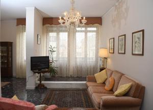 een woonkamer met een bank en een televisie bij Residenza Ca Trinità in Venetië