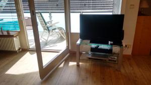 A television and/or entertainment centre at Ferienwohnung Munz