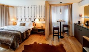 Postel nebo postele na pokoji v ubytování Hotel Piz Buin Klosters