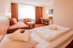Ein Bett oder Betten in einem Zimmer der Unterkunft Hotel an der Linah garni