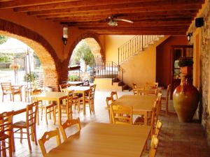 un restaurante con mesas y sillas y una escalera en Agriturismo SANGALLO, en bedizzol