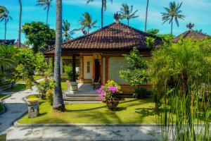 Ein Garten an der Unterkunft Puri Bagus Candidasa