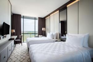 Postel nebo postele na pokoji v ubytování Wyndham Opi Hotel Palembang