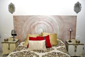 セビリアにあるApartamento El Salvadorのベッドルーム1室(大型ベッド1台、赤い枕付)
