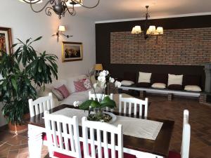 salon ze stołem, krzesłami i kanapą w obiekcie Villa Papardo w mieście Giarre