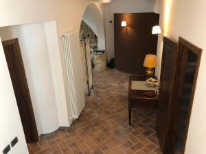 przedpokój z pokojem ze stołem i podłogą w obiekcie Villa Papardo w mieście Giarre