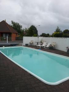 The swimming pool at or close to Ace High Motor Inn