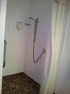 um chuveiro na casa de banho com uma cortina de chuveiro em Ace High Motor Inn em Napier