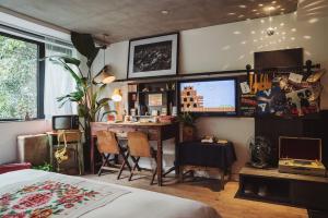 TV a/nebo společenská místnost v ubytování Xu Li Traveling Hotel Chengdu T aikoo Li Chunxi Road Branch