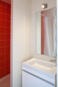 カンカルにあるル ヴィラージュ カンカルのバスルーム(白い洗面台、鏡付)