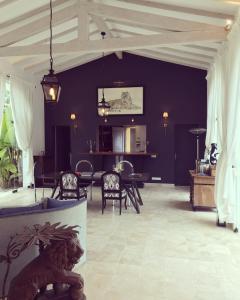 拉馬蒂埃勒的住宿－拉維涅德拉馬蒂埃勒酒店，客厅设有紫色墙壁和桌椅