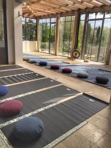 uma sala com filas de tapetes de meditação no chão em La Vigne de Ramatuelle em Ramatuelle