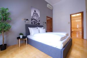 Posteľ alebo postele v izbe v ubytovaní Standerd Apartment by Hi5 - Lovag Family Suites
