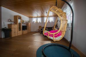 une chambre avec un hamac suspendu dans une maison dans l'établissement Ferienwohnung Mirtei, à Hohenau