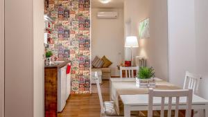 a kitchen and a dining room with a table and chairs at Sweet Piramide Bed and Breakfast in Rome