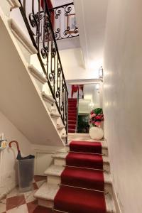 a stairway with red carpeting on the stairs at Paste Apartment in Venice