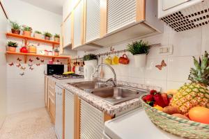 a kitchen with a sink and a bowl of fruit at Paste Apartment in Venice