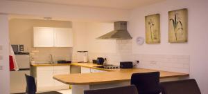 - une cuisine avec une table en bois et un comptoir dans l'établissement Modern house in central St Leonards, à Hastings