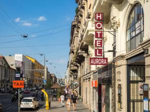 فندق أورورا في ميلانو: شارع المدينة فيه ناس تمشي على الرصيف