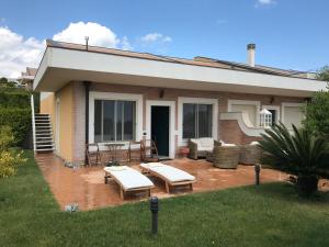 ein Haus mit einer Terrasse, einem Tisch und Stühlen in der Unterkunft Casa Svetlana in Stalettì