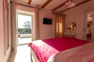 Posteľ alebo postele v izbe v ubytovaní Villa Hrustika - heated pool, jacuzzi & sauna