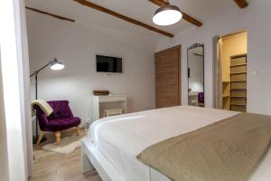 Posteľ alebo postele v izbe v ubytovaní Villa Hrustika - heated pool, jacuzzi & sauna