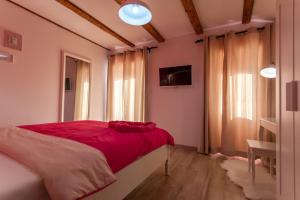 Posteľ alebo postele v izbe v ubytovaní Villa Hrustika - heated pool, jacuzzi & sauna