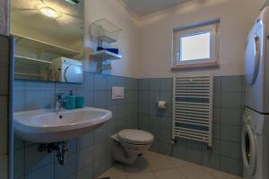 Kúpeľňa v ubytovaní Villa Hrustika - heated pool, jacuzzi & sauna