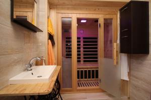 Fotografia z galérie ubytovania Villa Hrustika - heated pool, jacuzzi & sauna v destinácii Gabonjin