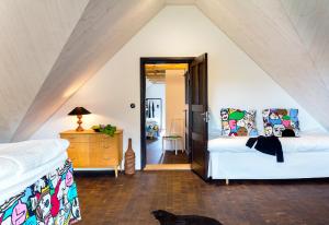 ein Schlafzimmer mit 2 Betten und eine Katze auf dem Boden in der Unterkunft Studio på loftet i Sankt Olof in Sankt Olof