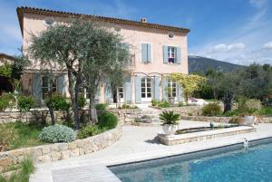 una casa con piscina di fronte a una casa di Bastide Saint-Joseph a Le Rouret
