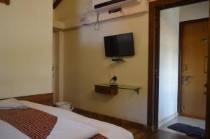 Kaular Atithis Grand Kokan Resort的电视和/或娱乐中心