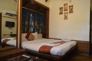 Kaular Atithis Grand Kokan Resort客房内的一张或多张床位