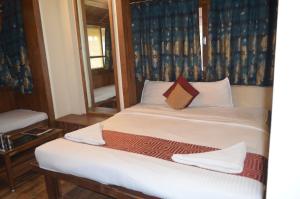 Kaular Atithis Grand Kokan Resort客房内的一张或多张床位