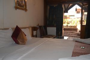 Kaular Atithis Grand Kokan Resort客房内的一张或多张床位