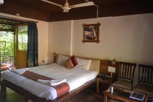 Kaular Atithis Grand Kokan Resort客房内的一张或多张床位