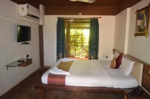 Kaular Atithis Grand Kokan Resort客房内的一张或多张床位