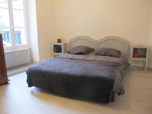 - une chambre avec un grand lit et 2 oreillers dans l'établissement L'Etape des Châteaux le 44, à Meung-sur-Loire
