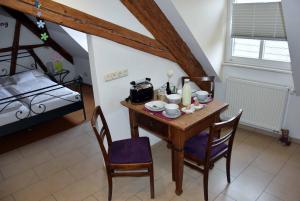 a room with a table and chairs and a bed at Ferienhaus Finster in Volkach