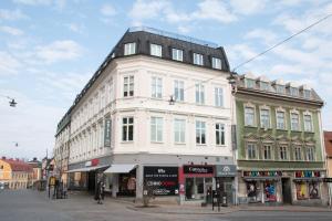 un gran edificio blanco en una calle de la ciudad en Hotell Aston en Karlskrona