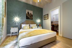 1 dormitorio con 1 cama grande en una habitación en Dominus Little Palace, en Dubrovnik