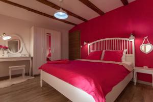 Posteľ alebo postele v izbe v ubytovaní Villa Hrustika - heated pool, jacuzzi & sauna