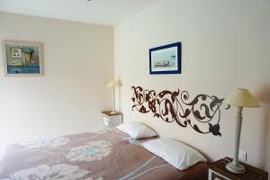 a bedroom with a bed and two lamps at Villa Marie Suzon - Belle propriété pour 16 personnes à 5 mn de la Hume in Gujan-Mestras +33 photos