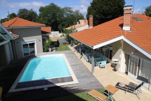 a house with a swimming pool in the backyard at Villa Marie Suzon - Belle propriété pour 16 personnes à 5 mn de la Hume in Gujan-Mestras