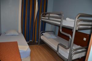 Postel nebo postele na pokoji v ubytování Baccarat Hostel
