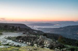 a view of the valley from the top at Beit Al Baraka in Um Qeis +49 photos