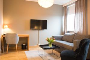 TV a/nebo společenská místnost v ubytování Hotell Aston